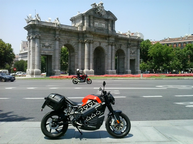 moto-electrica-puerta-de-alcala-con-moto