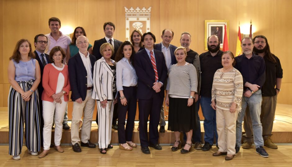 Vocales vecinos Distrito Salamanca: De izq. a der. Inmaculada Crooke, Moisés Rubias, Ana Valle Vilanova, José Miguel Jimenez, Carmen Hernández, Silvia García, Percival Manglano, Nuria Espinosa, Mireya Saenz, Humberto García. Detrás: Francisco de la Cruz Mata, Macarena Puentes, José Antonio Plaza, Ainhoa Azpiolea, Eustaquio Jimenez, Javier Miñones, Concejal Pablo Carmona y Juan Manuel Santana. Foto: Alberto Amortegui