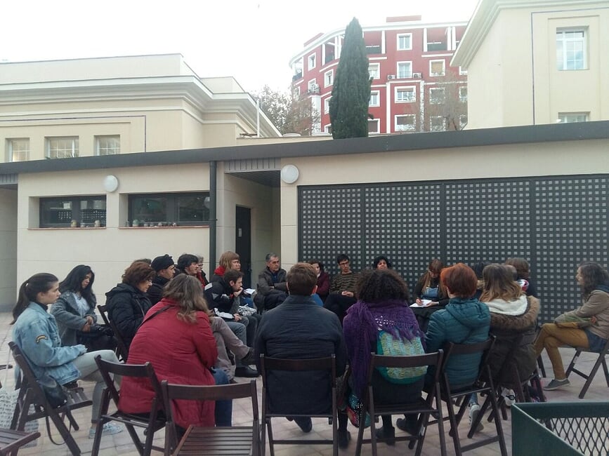 Reunión para coordinar las tareas del huerto. Foto: Paulino González Reunión para coordinar las tareas del huerto. Foto: Paulino González